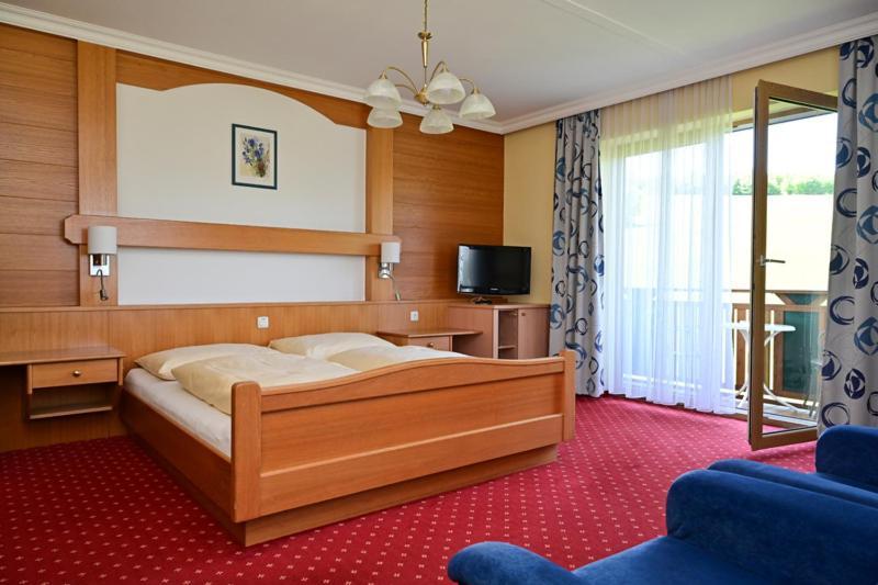 Ferienhotel Hofer Superior Strass im Attergau ภายนอก รูปภาพ