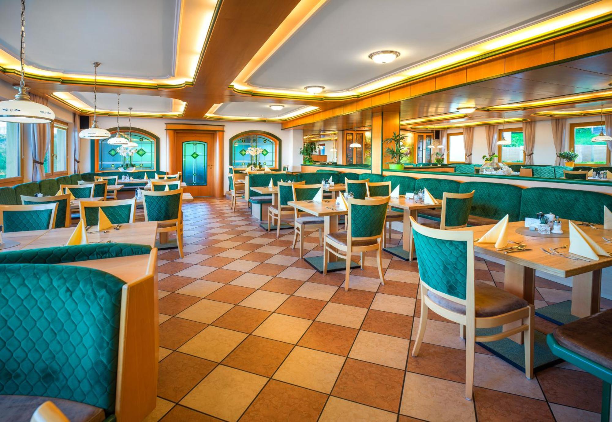 Ferienhotel Hofer Superior Strass im Attergau ภายนอก รูปภาพ