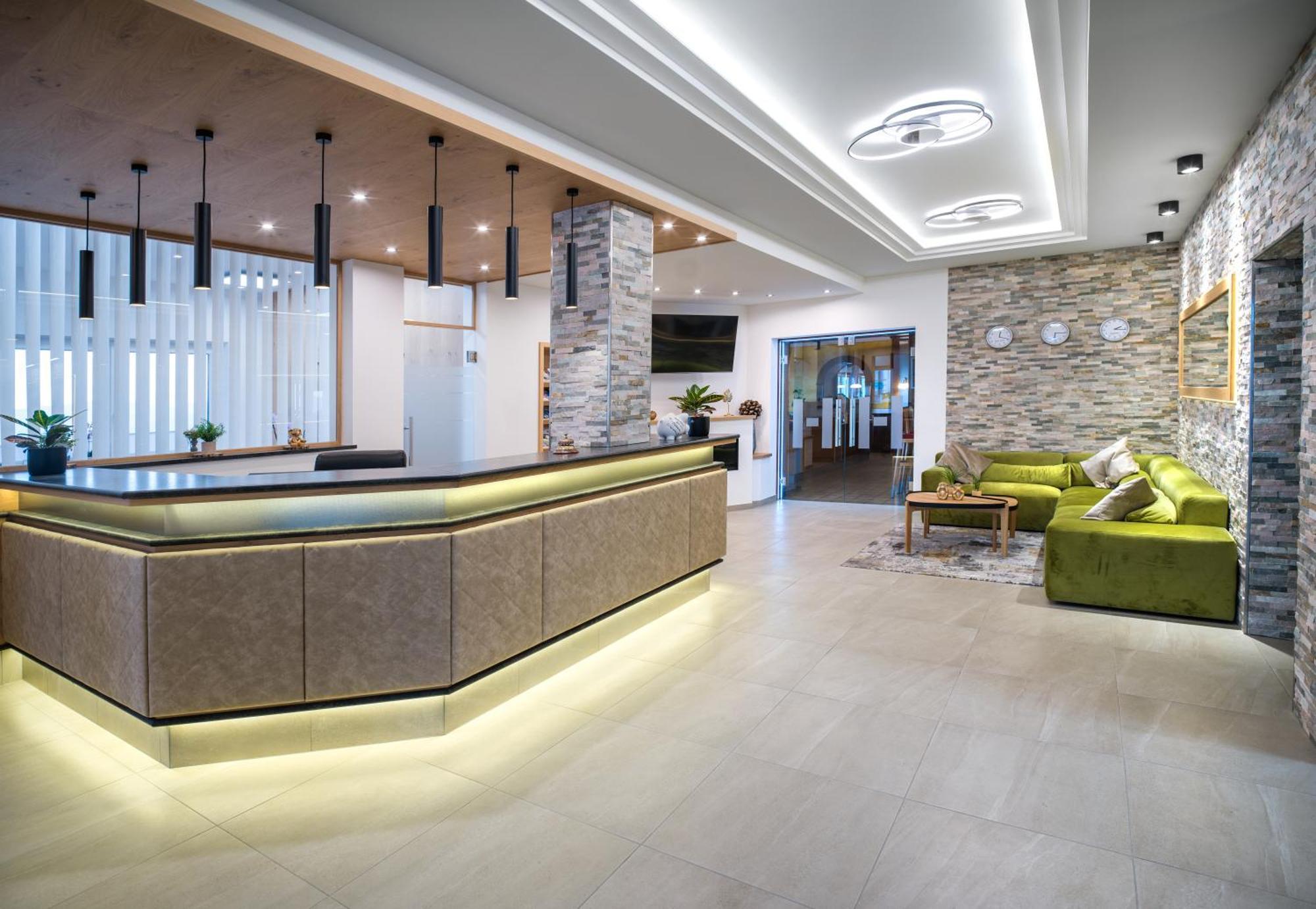 Ferienhotel Hofer Superior Strass im Attergau ภายนอก รูปภาพ